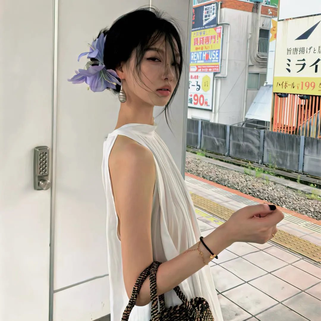 给小酒馆女子喝高杯酒